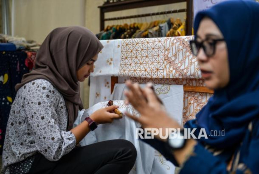 Warga disabilitas tuna rungu mengikuti pelatihan membatik saat peringatan Hari Disabilitas Internasional di Halaman Kantor Dinsos Kota Bandung, Jawa Barat, Selasa (10/12/2024). Foto: ANTARA FOTO/Raisan Al Farisi