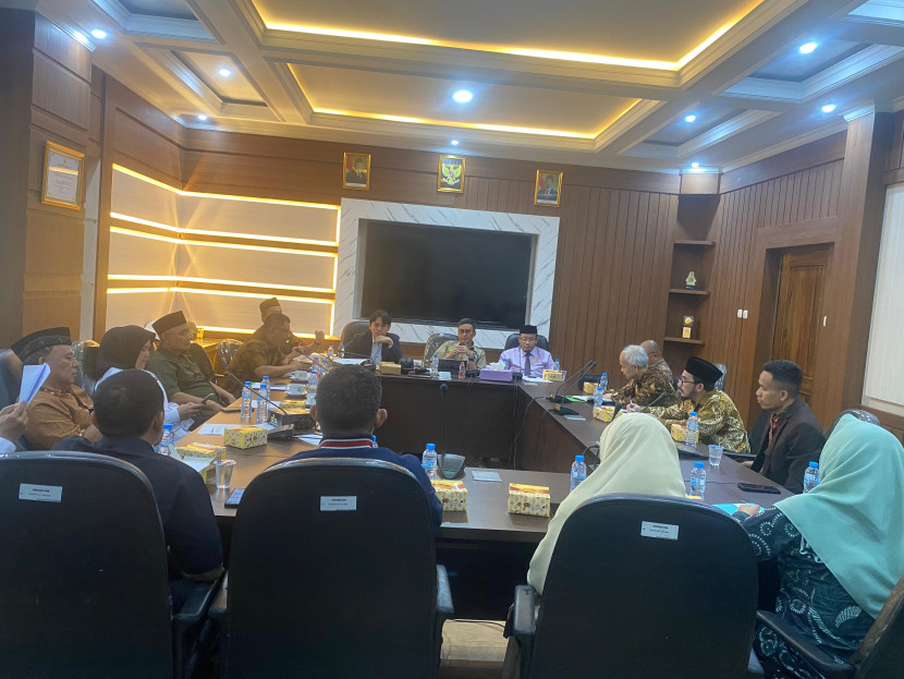 Pertemuan Komisi III DPRD Kota Sukabumi dengan Forum Komunikasi Sekolah Swasta (FKSS) Kota Sukabumi dan Kantor Cabang Dinas (KCD) Pendidikan Wilayah V Disdik Jabar di Kantor DPRD Kota Sukabumi, Kamis (30/1/2025)