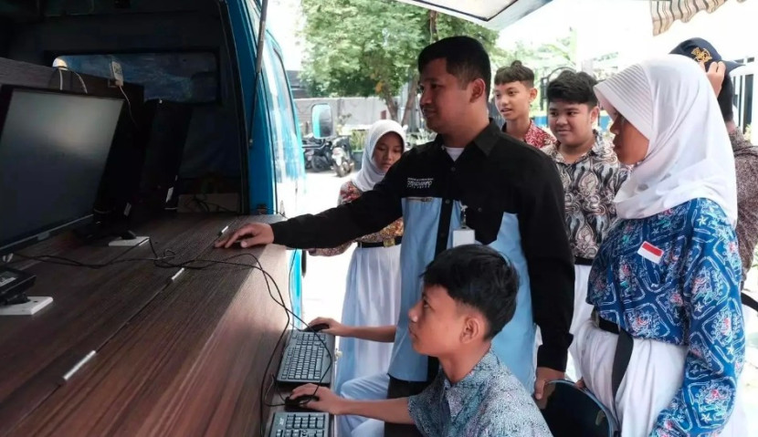 Layanan MCAP Diskominfo Kota Depok sedang melayani para siswa. (Foto: Dok Diskominfo Kota Depok)