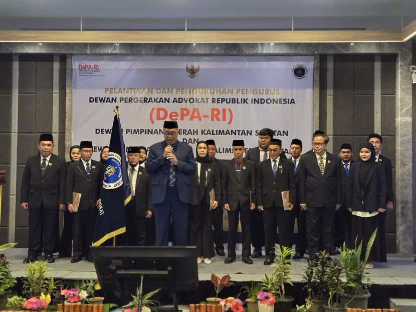 Ketua Umum Dewan Pergerakan Advokat Republik Indonesia (DePA-RI), Dr TM Luthfi Yazid, SH, LLM, memimpin pembacaan ikrar advokat di Banjarmasin, Kalimantan Selatan , Rabu (29/01/2025). Foto : dok kampusiana