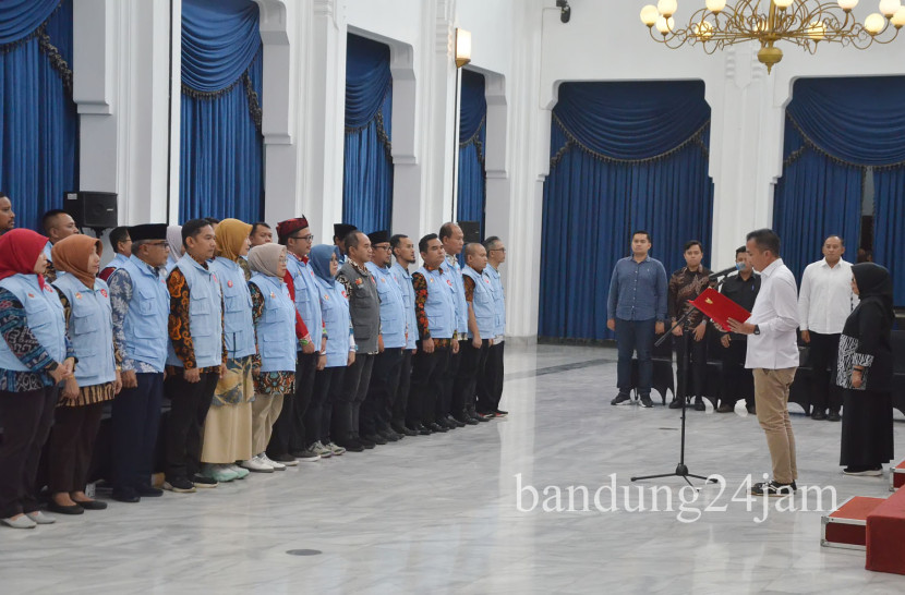 Pj Gubernur Jabar Bey Machmudin melantik Forum Penyuluh Antikorupsi Ahli Pembangun Integritas (PAKSIAPI) Jawa Barat, di Gedung Sate, Kota Bandung. Foto: Edi Yusuf