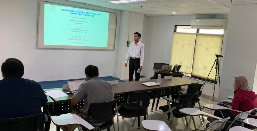 Presentasi potensi EBT oleh Alumni Teknik Kimia Universitas Pertamina (UPER) yang adalah putra daerah Bojonegoro, Muhammad Mustofa Bisri. (Foto: Dok UPER)