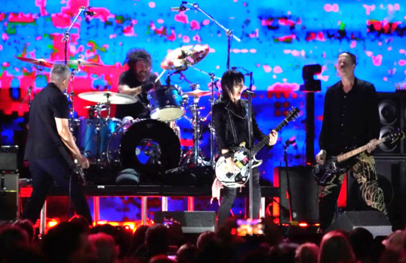 Joan Jett tampil bersama Pat Smear, Dave Grohl, dan Krist Novoselic dari Nirvana selama konser amal FireAid - Chris Pizzello/Invision/AP