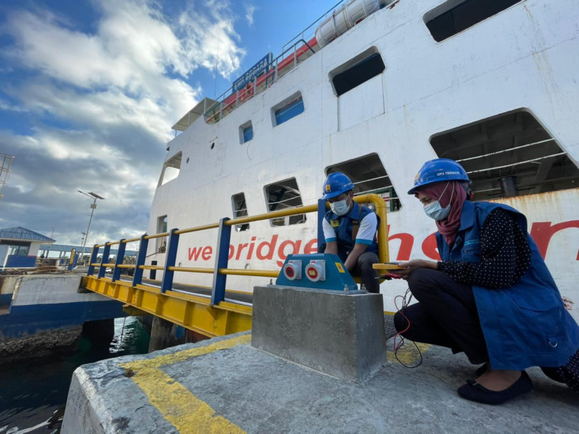 Petugas PLN mengecek kondisi Anjungan Listrik Mandiri (ALMA) yang digunakan oleh kapal yang sedang bersandar di Pelabuhan Bastiong Ternate. (Foto: PLN) 