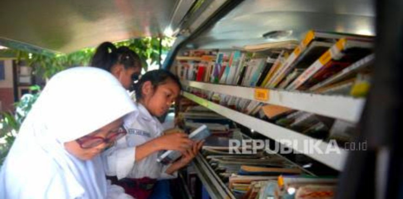 Para siswa membaca di perpustakaan. (Foto: Dok REPUBLIKA)