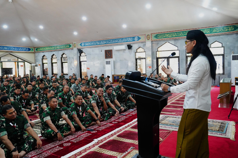 Ustadz kondang Gus Miftah ceramah di Masjid Jenderal Soedirman, Mabes TNI, Jakarta Timur, Jumat (31/1/2025). Sumber: Seputar Militer