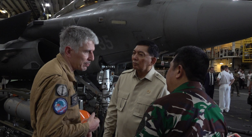 Menhan Sjafrie Sjamsoeddin bersama Kabaranahan Kemenhan Marsdya Yusuf Jauhari di kapal induk Charles De Gaulle. Sumber: Seputar Militer