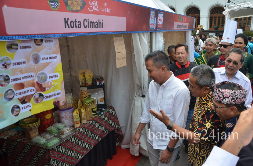 Pj Gubernur Jabar Bey Machmudin didampingi Kepala Dinas Pariwisata dan Kebudayaan Provinsi Jabar Benny Bachtiar meninjau 'Pesta Kuliner Jabar' di Gedung Sate, Kota Bandung, Jumat (31/1/2025). Foto: Edi Yusuf