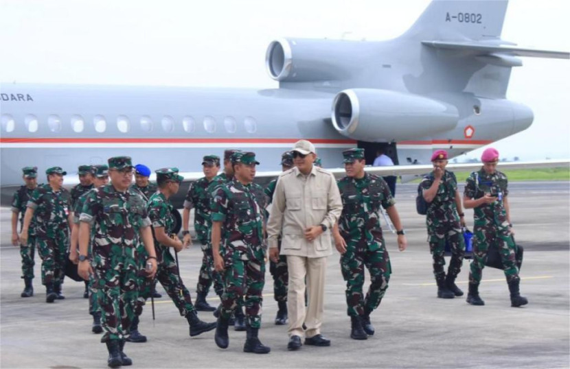 Menhan Sjafrie Sjamsoeddin, Panglima TNI Jenderal Agus Subiyanto, dan KSAL Laksamana Muhammad Ali meninjau Kapal Induk Charles De Gaulle. Sumber:Seputar Militer