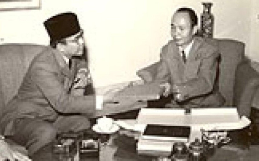 Jurnalis Adinegoro saat diterima Presiden Sukarno. (Foto: Dok RUZKA INDONESIA)