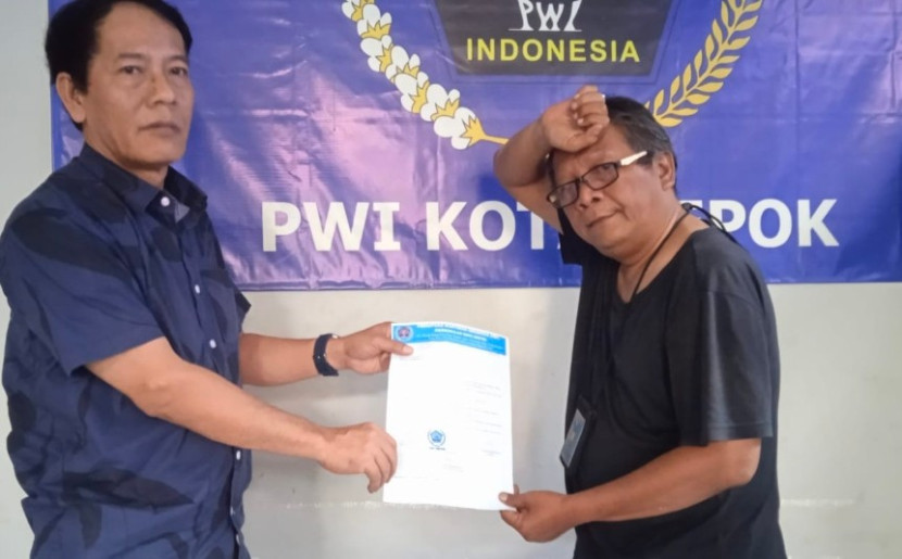 Ketua PWI Kota Depok, Rusdy Nurdiansyah (kiri) menerima laporan pengusiran Wartawan PWI Kota Depok, Rudi (kanan) saat meliput reses anggota DPRD Kota Depok, Supriatni. (Foto: Dok PWI Kota Depok)