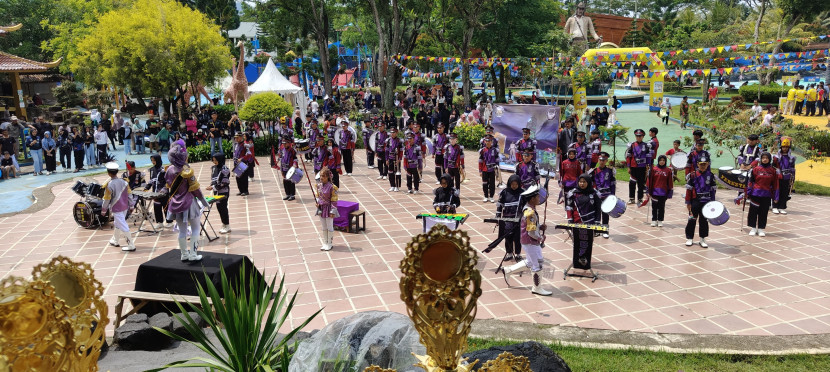 Penampilan salah satu grup drumband dalam ajang Santasea Drumband Competition yang dilaksanakan di Santa Sea Water Theme Park Kota Sukabumi, Ahad (2/2/2025).