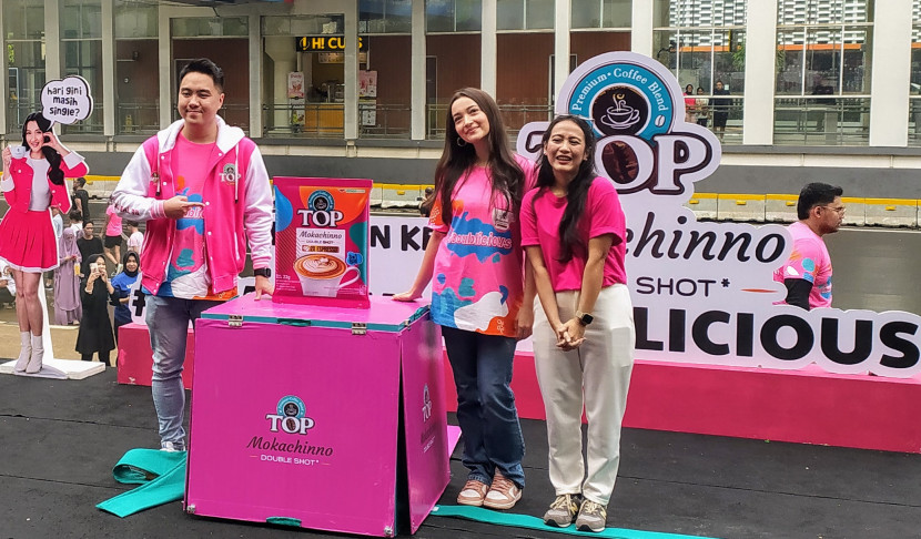 Thomas Michael Hermawan sebagai Head of Marketing Top Coffee didampingi artis Megan Domani dan Coffee Enthusiast, Aya Ngopi saat peluncuran Top Mokachinno Double Shot di Sarinah Jakarta, Minggu (2/2/2025). (Foto: Ruzka Indonesia/YBP)