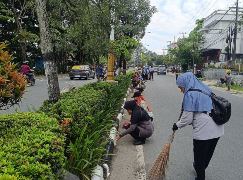 Pengecetan median jalan diikuti gabungan elemen masyarakat di Balikpapan.