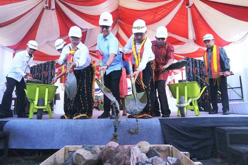 Menteri Kesehatan Republik Indonesia, Budi Gunadi Sadikin, melakukan peletakan batu pertama (groundbreaking) RSUD Borong di Kabupaten Manggarai Timur.