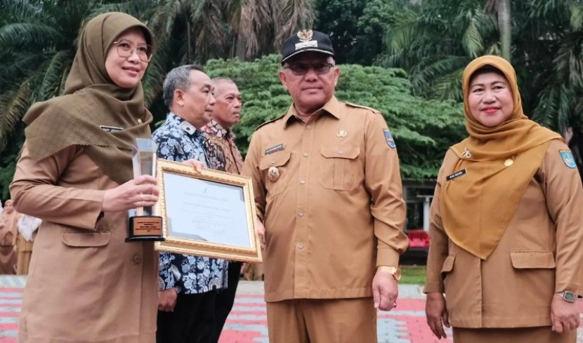 Kepala Dinkes Kota Depok, Mary Liziawati (kiri) menerima piagam penghargaan Kota Pangan Aman dari BPOM. (Foto: Dok Diskominfo Kota Depok)