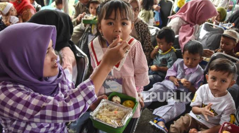 Cegah stunting, anak-anak diberikan makanan bergizi sejak dini. (Foto: Dok REPUBLIKA)