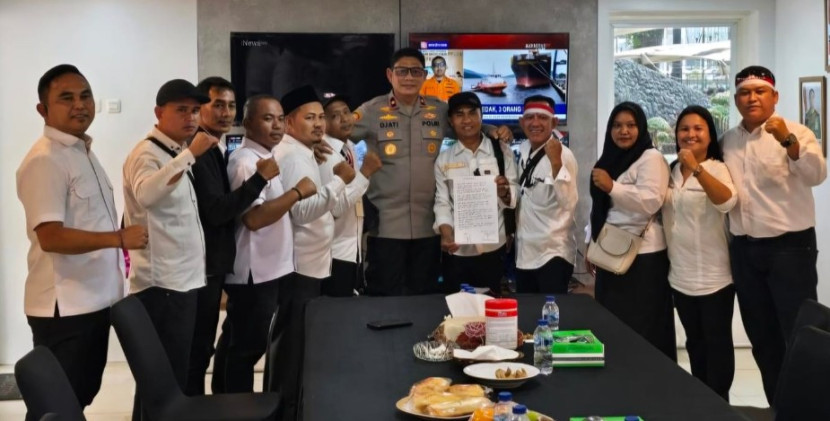 Wakapolda Metro Jaya, Brigjen Pol. Djati Abdhy Wiyoto, mengkondisikan dialog dengan pimpinan aksi Aliansi Honorer se-Indonesia di DPR RI. (Foto: Dok RUZKA INDONESIA)