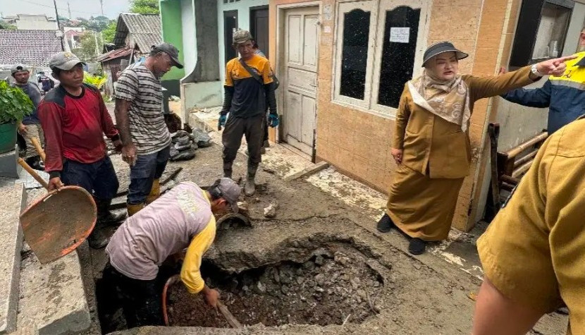 Kepala Dinas PUPR Kota Depok, Citra Indah Yulianty sedang meninjau jalan ambles di Jalan H. Cebeng RT/RW 08 Kelurahan Tugu, Kecamatan Cimanggis, Kota Depok, Senin (03/02/2025). (Foto: Dok Diskominfo Kota Depok)