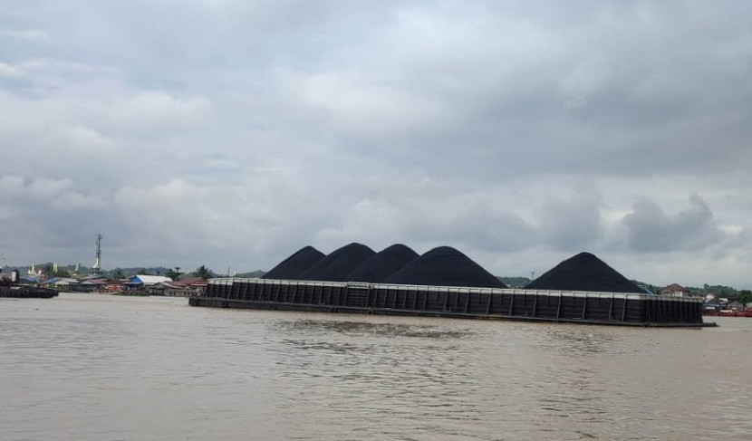 Kapal tongkat mengangkut batubara di Kaltim. (dok)