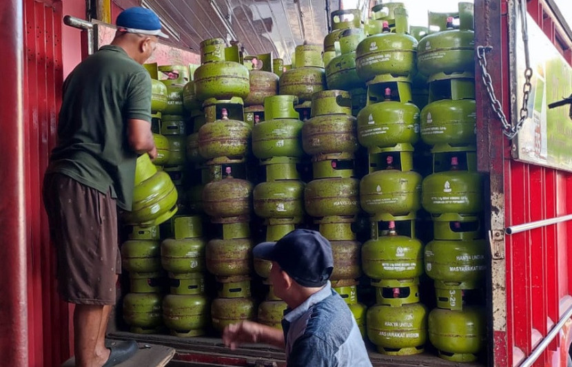 Tabung melon diturunkan dari sebuah truk. 