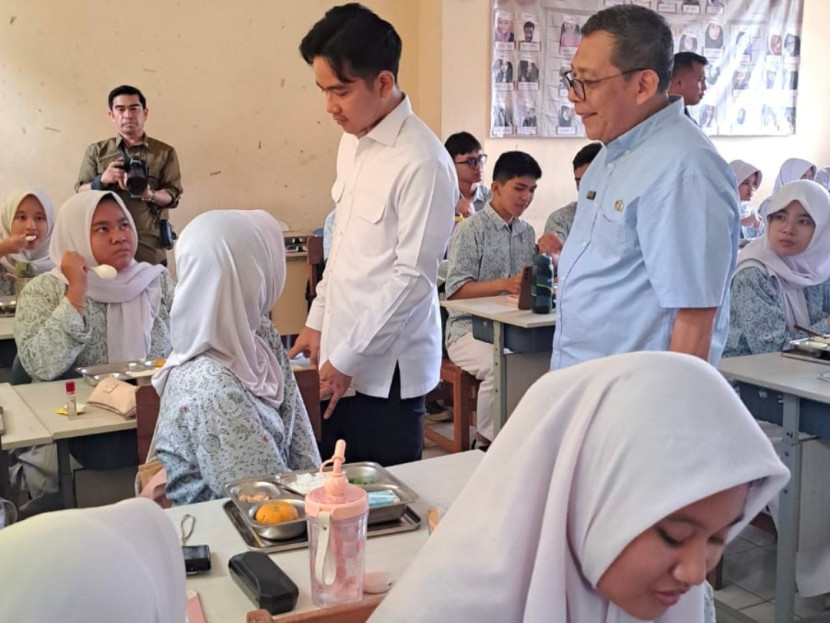 Wapres Gibran Rakabuming Raka didampingi Kepsek SMAN 4 Depok, Mahpudin meninjau pelaksanaan program MBG, Selasa (04/02/2025). (Foto: Dok RUZKA INDONESIA)