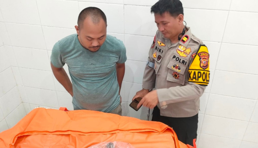 Polisi sedang mengidentifikasi temuan sosok bayi yang ditemukan membusuk di saluran irigasi di Sukajaya, Sukabumi. (Foto: Dok Polsek Sukabumi)