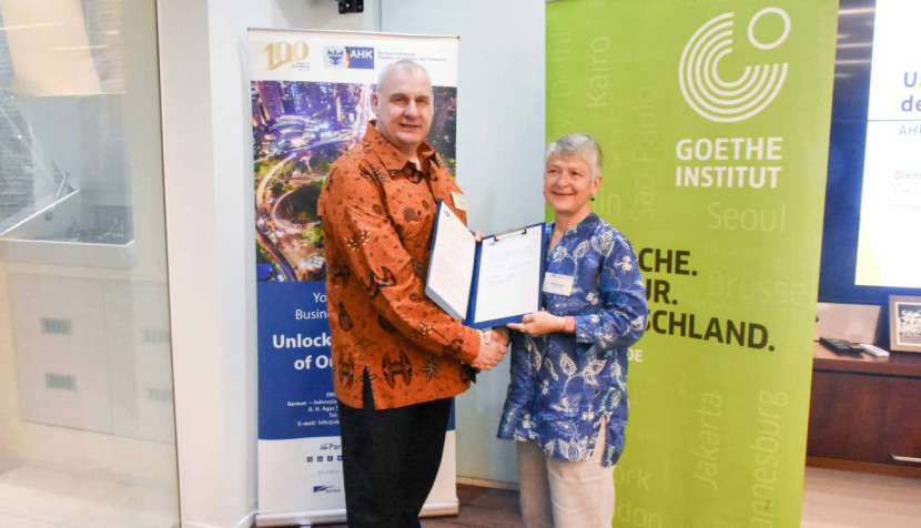 Direktur Eksekutif EKONID Jan Rönnfeld dan Wakil Direktur Goethe-Institut Asia Tenggara, Australia, dan Selandia Baru Ulrike Drissner menandatangani nota kesepahaman di kantor EKONID di Menteng, Jakarta, Selasa (04/02/2025). (Foto: Dok RUZKA INDONESIA)