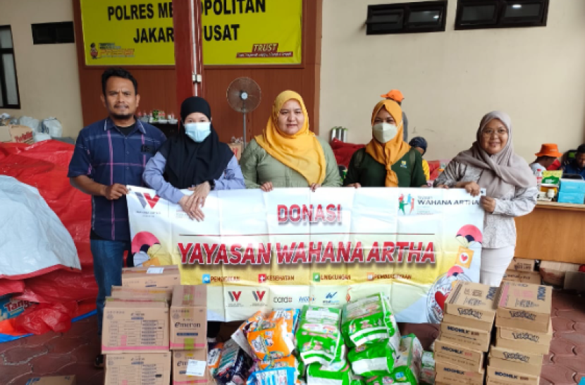 Petugas sedang bersiap menyalurkan bantuan bagi korban kebakaran Kemayoran.   dok Wahana