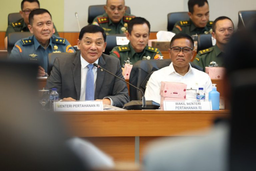 Menhan Sjafrie Sjamsoeddin saat rapat bersama Komisi I DPR di Kompleks Parlemen, Senayan, Jakarta Pusat, Selasa (4/2/2025). Sumber: Seputar Militer