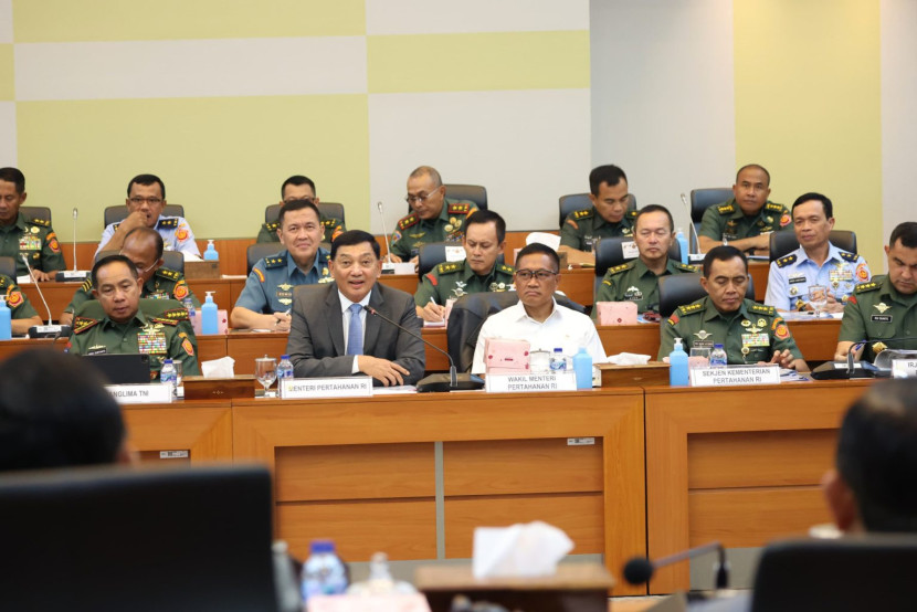 Menhan Sjafrie Sjamsoeddin saat rapat bersama Komisi I DPR di Kompleks Parlemen, Senayan, Jakarta Pusat, Selasa (4/2/2025). Sumber: Sumber: Seputar Militer