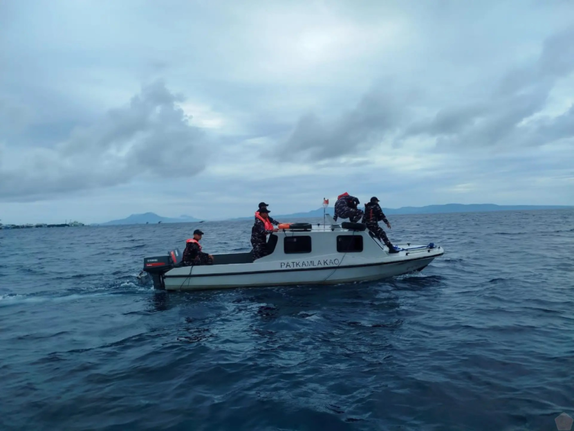 TNI AL melaksanakan SAR terhadap jurnalis Metro TV Sahril Helmi Kasim yang hilang saat tragedi ledakan speedboat Basarnas, Minggu (2/2/2025) malam pukul 23.00 WIT. Foto: TNI