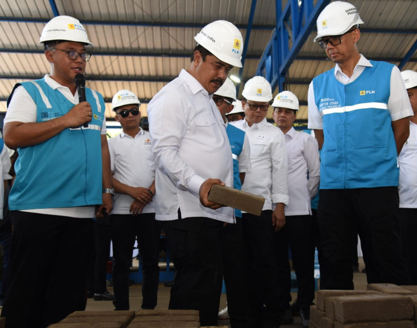 Menteri Imipas, Agus Andrianto (tengah) dan Direktur Utama PLN, Darmawan Prasodjo (kanan) ketika melihat langsung produk paving block di _workshop_ produksi FABA di PLTU Adipala, Cilacap, Jawa Tengah pada Rabu (5/2/2025). (Foto: Dok Ruzka Indonesia/PLN)