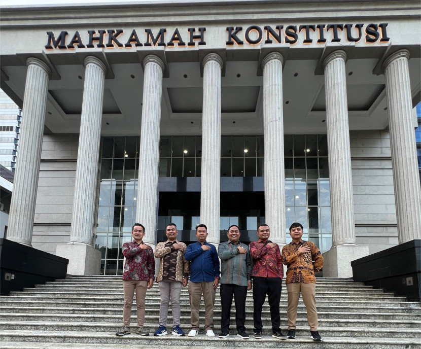 Komisioner KPU Tanah Datar di depan Gedung MK, Jakarta Pusat, Rabu Sumber: Seputar Militer