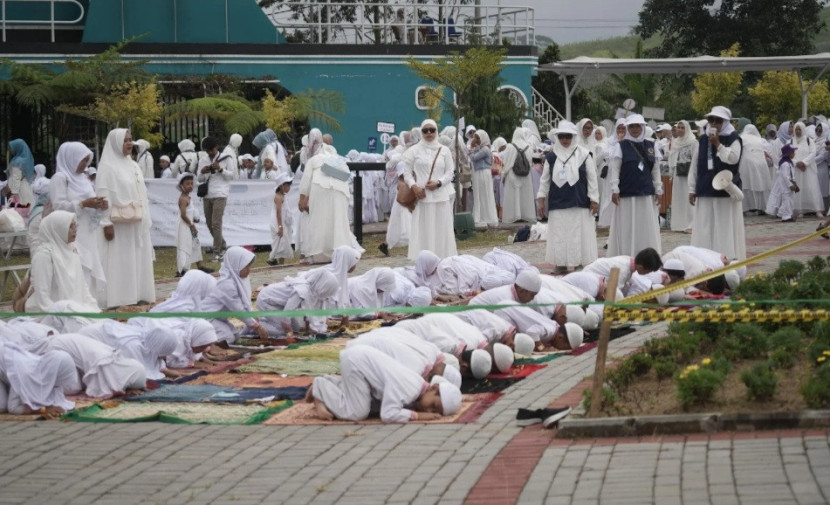 Anak-anak TK tengah mengikuti manasik haji di Goalpara Tea Park, Kamis (6/1/2025).