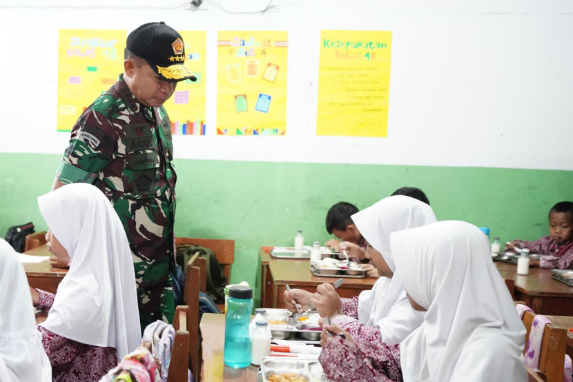 Panglima TNI Jenderal Agus Subiyanto di SDN Pasirkaliki Mandiri 2, Kota Cimahi, Kamis (6/2/2025). Sumber: Seputar Militer