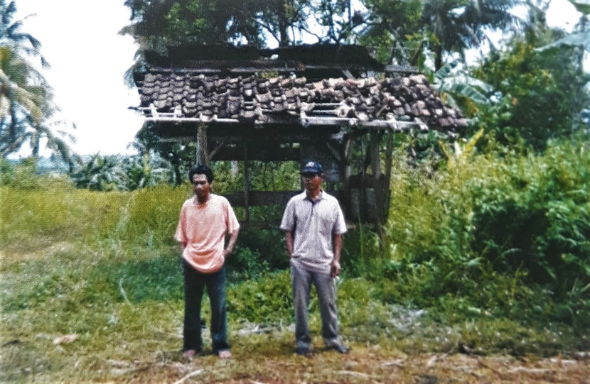 Di balik gardu ini jadi saksi tragedi Talangsari. (Foto: Repro Buku Geger Talangsari)