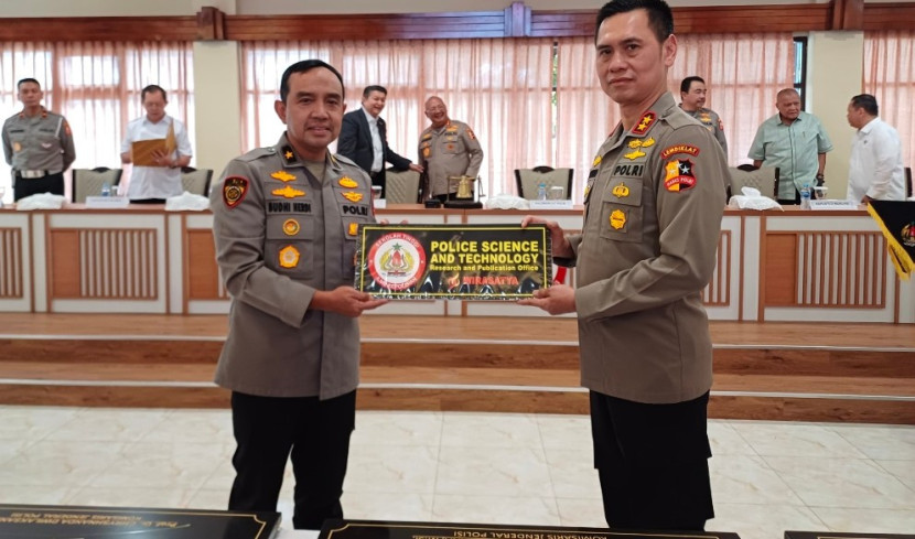 penyerahan simbolis oleh Ketua Yayasan Bhakti Alumni Wira Satya, Brigjen Pol Budhi Herdi Susianto (kiri) kepada Ketua STIK PTIK, Irjen Pol Prof Dr Dadang Hartanto (kanan). (Foto: Dok RUZKA INDONESIA)