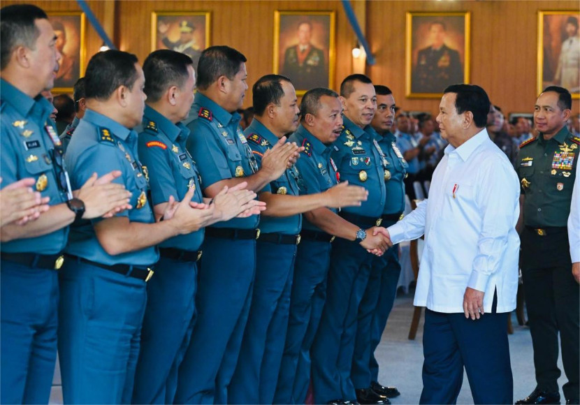 Presiden Prabowo Subianto menyalami peserta pengarahan komandan satuan TNI di Istana Kepresidenan Bogor, Jumat (7/2/2025). Sumber: Biro Pers Setpres/Laily Rachev