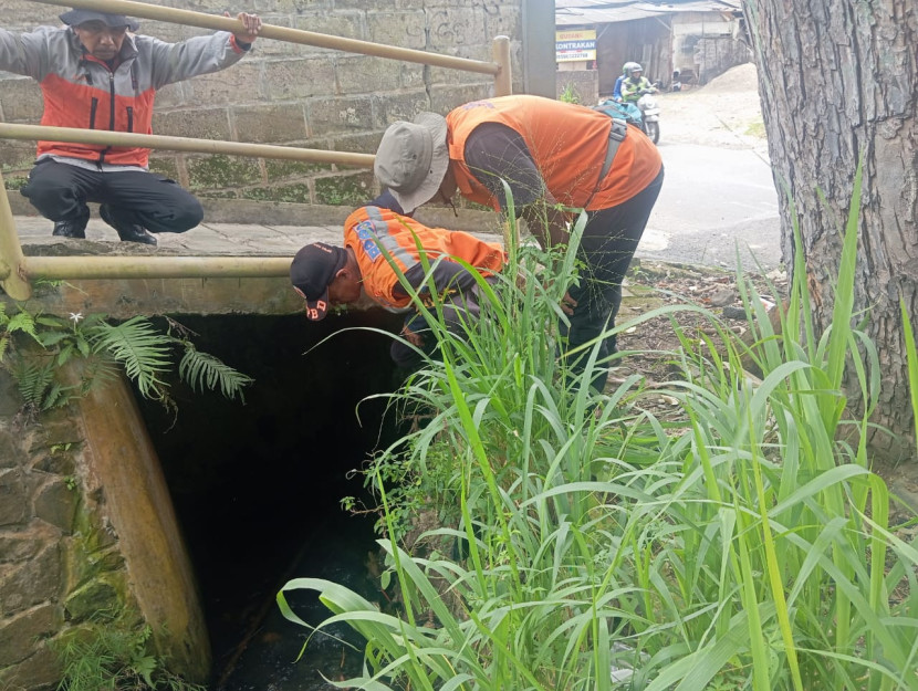 Petugas BPBD Kota Sukabumi memantau daerah rawan banjir.