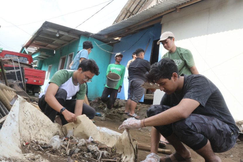 Siswa membantu renovasi rumah tidak layak huni warga