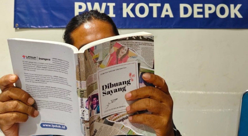 Buku bertajuk Dibuang Sayang karya Wartawan Senior Suryansyah. (Foto: Dok RUZKA INDONESIA)