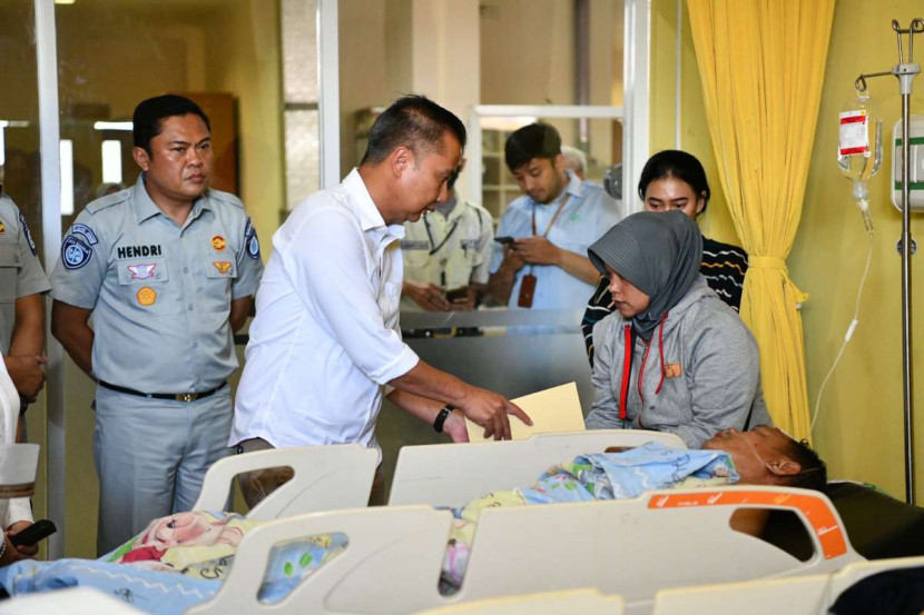 Pj Gubernur Jabar Bey Machmudin menjenguk korban kecelakaan beruntun di Rumah Sakit Umum Daerah (RSUD) Ciawi, Kabupaten Bogor, Rabu (5/2/2025). Foto: Humas Jabar