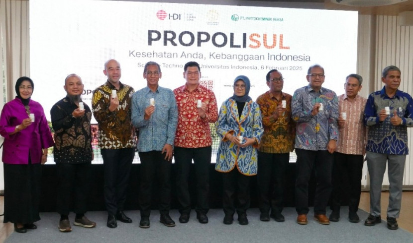 UI mencatat tonggak baru dalam inovasi kesehatan melalui peluncuran Propolisul, produk ekstrak propolis pertama yang didukung pemerintah dan hasil kolaborasi strategis antara UI, PT HDI, PT Phytochemindo Reksa, dan Lembaga Pengelola Dana Pendidikan (LPDP). (Foto: Dok Biro Humas & KIP UI)