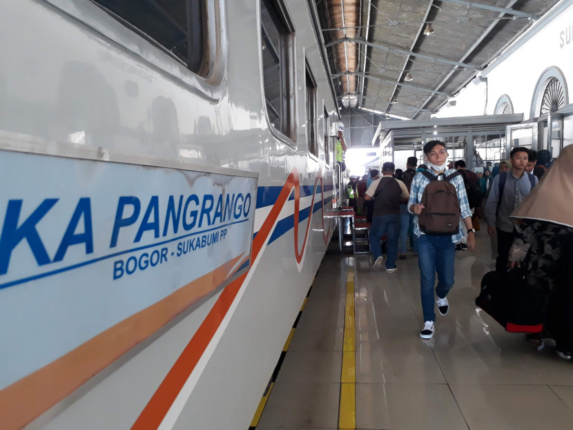 Suasana KA Pangrango menjelang keberangkatan di Stasiun Sukabumi.