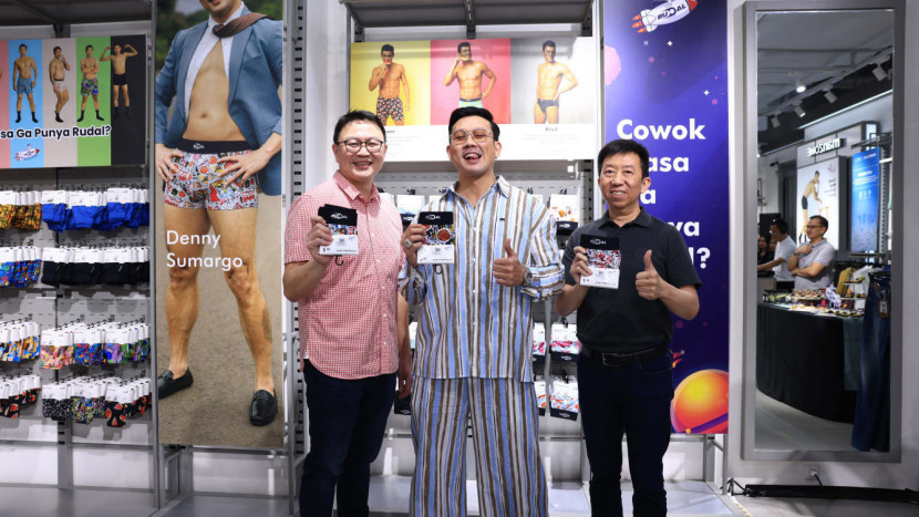 Didampingi CEO Mega Perintis Group Afat Adinata, dan Founder Manzone Verosito Gunawan, aktor dan influencer Denny Sumargo resmi meluncurkan Rudal, pakaian dalam berdesain modern yang nyaman di Gandaria City. (Foto: Dok RUZKA INDONESIA)