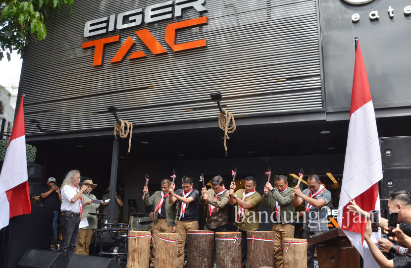 Founder Eiger Ronny Lukito mendampingi sejumlah pejabat dari TNi dan Polri bersama-sama menancapkan kapak saat Grand Opening EIGER TAC di Jalan Sumatera, Kota Bandung, Sabtu (8/2/2025). Foto: Edi Yusuf