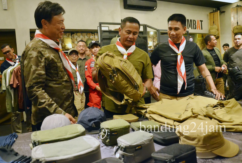 Founder Eiger Ronny Lukito mendampingi sejumlah pejabat dari TNI dan Polri meninjau produk EIGER TAC usai Grand Opening EIGER TAC, di Jalan Sumatera, Kota Bandung, Sabtu (8/2/2025). Foto: Edi Yusuf