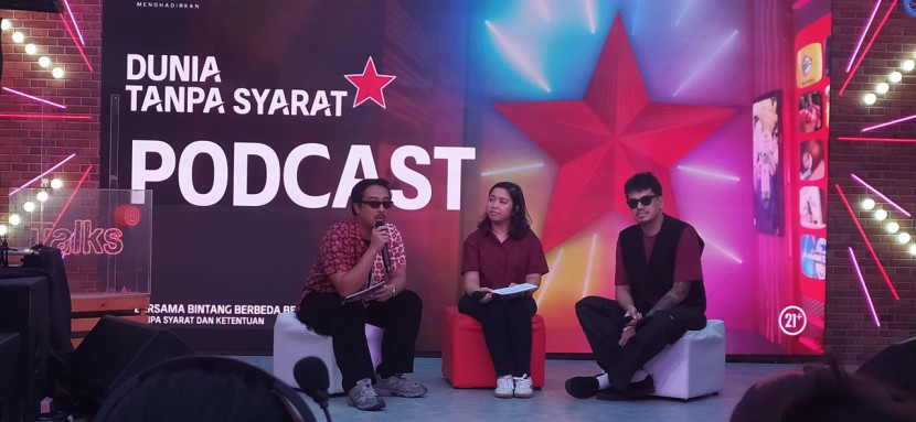 Live podcast pembukaan Instalasi imersif ‘Bintang Dunia Tanpa Syarat’ menghadirkan Founder Makna Talks, Iyas Lawrence, aktor dan presenter, Kevin Julio, dan Marketing Director Multi Bintang Indonesia Jessica Setiawan di M Bloc Space, Jakarta, Jumat (8/2/2024). (Foto: Ruzka Indonesia/YBP).  