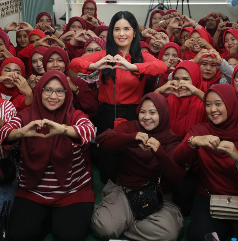 Ketua Umum Yayasan Jantung Indonesia (YJI), Annisa Pohan Yudhoyono bersama peserta seminar kampanye Go Red For Women di Rumah Pintar Cikeas, Kamis (7/2/2025). (Foto: Dok YJI)